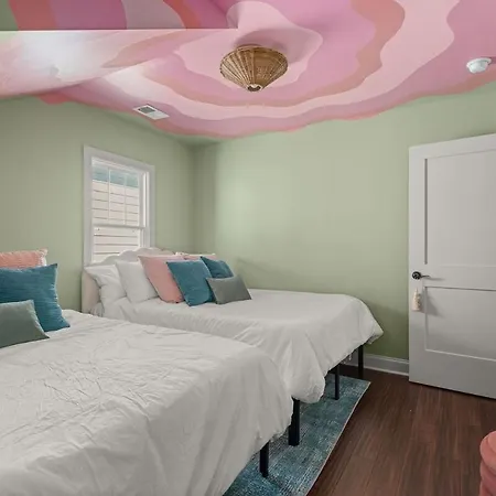 4 Bedroom House With Hot Tub And Backyard Close To Downtown Holiday home *