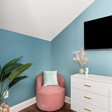 4 Bedroom House With Hot Tub And Backyard Close To Downtown *
