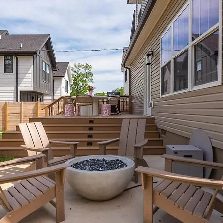 4 Bedroom House With Hot Tub And Backyard Close To Downtown *