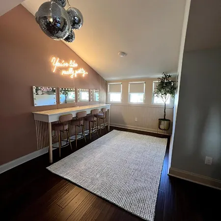 4 Bedroom House With Hot Tub And Backyard Close To Downtown