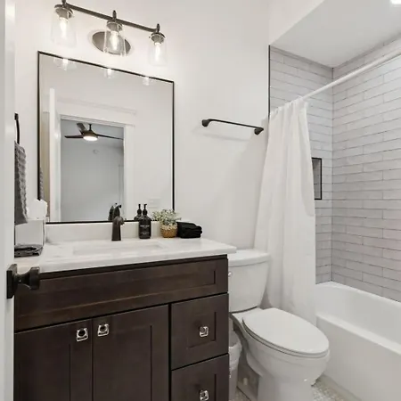 Holiday home Nash Urban Oasis With Rooftop And Modern Amenities
