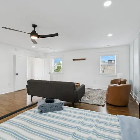 Holiday home Nash Urban Oasis With Rooftop And Modern Amenities