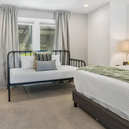Holiday home Rooftop Patio With Parking Walk To Belmont And 12 South *
