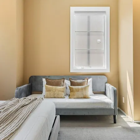 Holiday home Rooftop Patio With Parking Walk To Belmont And 12 South