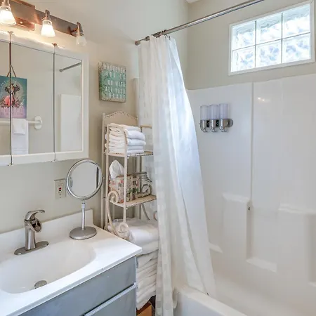 Spacious Retreat W/ Yard: Wfh Friendly! Nashville