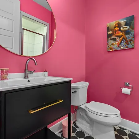 Pink Honky-tonk Karaoke Stage, Pink Glam & Bar * Nashville