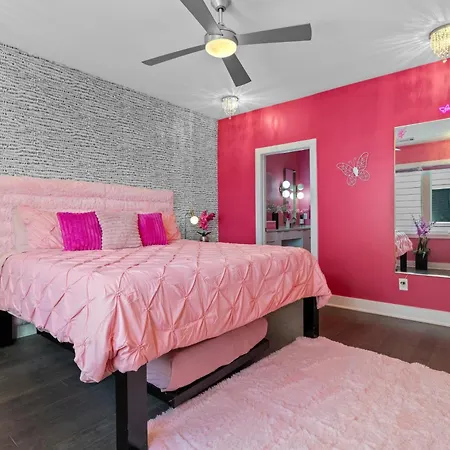 Pink Honky-tonk Karaoke Stage, Pink Glam & Bar Apartment