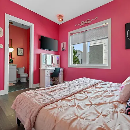 Pink Honky-tonk Karaoke Stage, Pink Glam & Bar Apartment *
