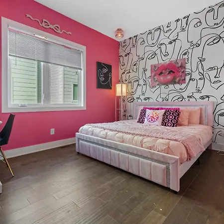 Pink Honky-tonk Karaoke Stage, Pink Glam & Bar Apartment Nashville