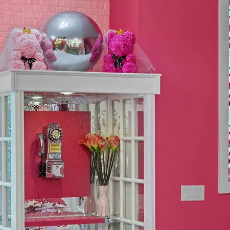 Pink Honky-tonk Karaoke Stage, Pink Glam & Bar *