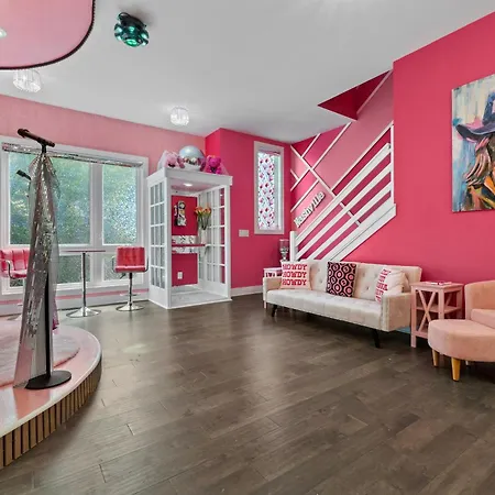 Pink Honky-tonk Karaoke Stage, Pink Glam & Bar