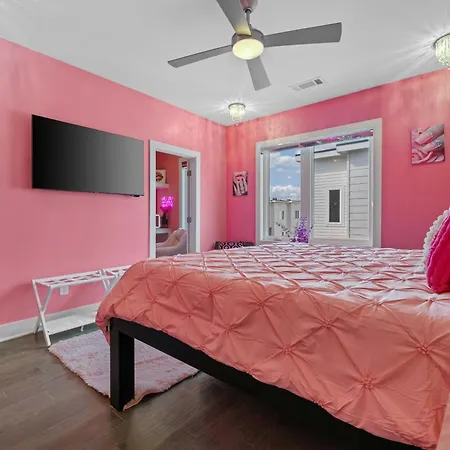 Pink Honky-tonk Karaoke Stage, Pink Glam & Bar Apartment