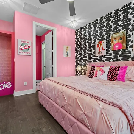 Pink Honky-tonk Karaoke Stage, Pink Glam & Bar *