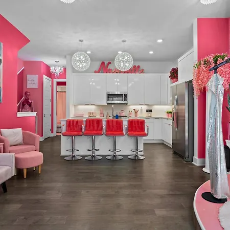 Pink Honky-tonk Karaoke Stage, Pink Glam & Bar Nashville