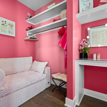 Pink Honky-tonk Karaoke Stage, Pink Glam & Bar * Nashville