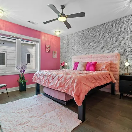 Apartment Pink Honky-tonk Karaoke Stage, Pink Glam & Bar *