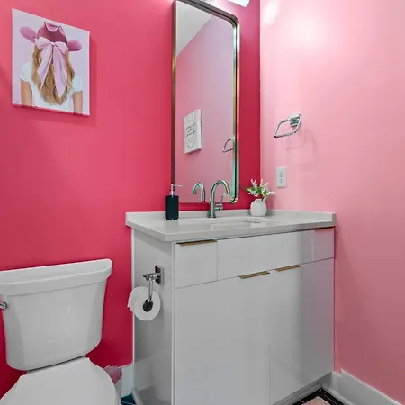Pink Honky-tonk Karaoke Stage, Pink Glam & Bar Apartment *