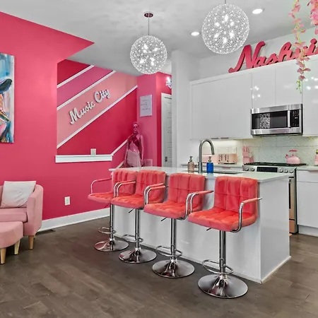 Pink Honky-tonk Karaoke Stage, Pink Glam & Bar * Nashville