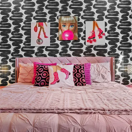 Apartment Pink Honky-tonk Karaoke Stage, Pink Glam & Bar *