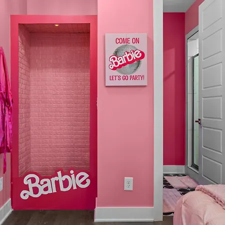Pink Honky-tonk Karaoke Stage, Pink Glam & Bar * Nashville