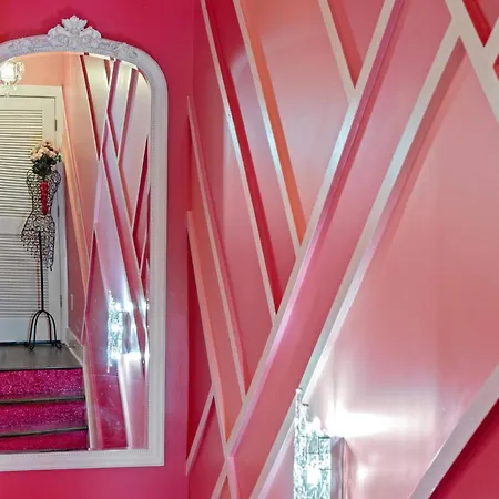Pink Honky-tonk Karaoke Stage, Pink Glam & Bar