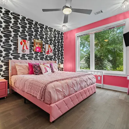 Pink Honky-tonk Karaoke Stage, Pink Glam & Bar Apartment *