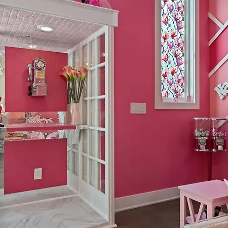 Pink Honky-tonk Karaoke Stage, Pink Glam & Bar Apartment Nashville