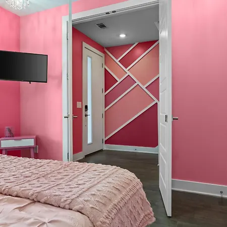 Pink Honky-tonk Karaoke Stage, Pink Glam & Bar *
