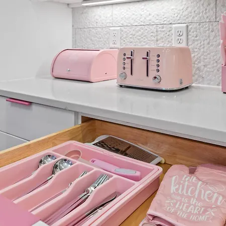 Pink Honky-tonk Karaoke Stage, Pink Glam & Bar Apartment