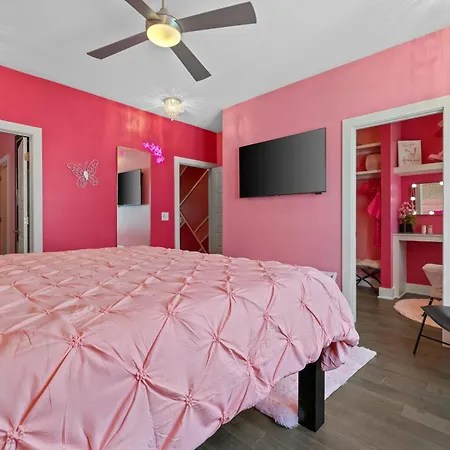 Apartment Pink Honky-tonk Karaoke Stage, Pink Glam & Bar Nashville
