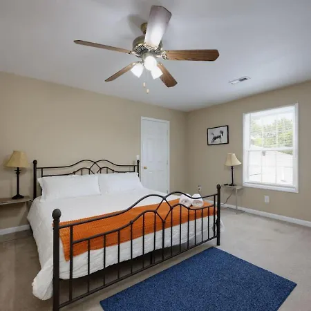 Relaxing 3br Retreat 15 Minutes To Broadway Holiday home *