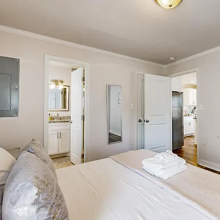 Capitol Hill Retreat C *