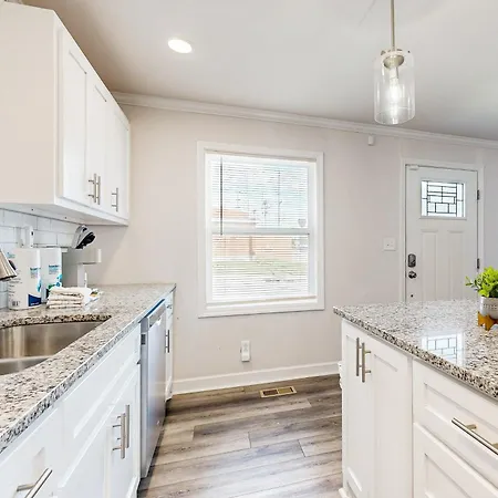 Capitol Hill Retreat C *