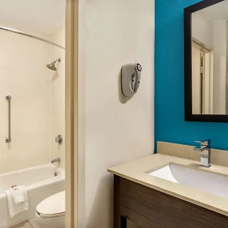 Baymont By Wyndham Airport Hotel 2*