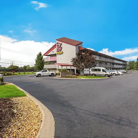 Hotel Red Roof Plus+ Airport Nashville