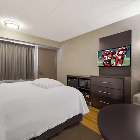 Hotel Red Roof Plus+ Airport 3*