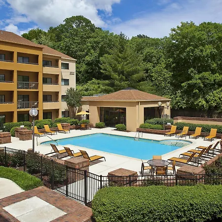 Courtyard By Marriott Airport