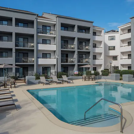 Courtyard By Marriott Airport Hotel