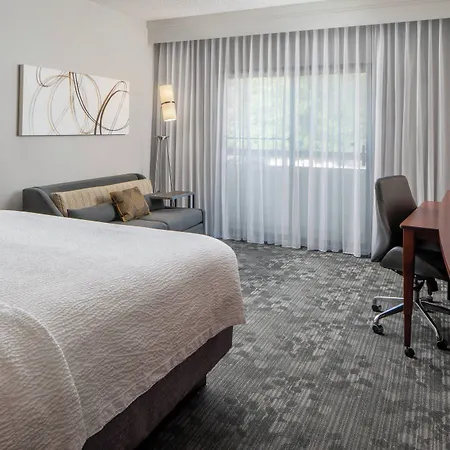 Courtyard By Marriott Airport 3*