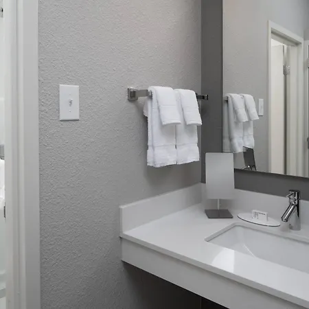 Courtyard By Marriott Airport