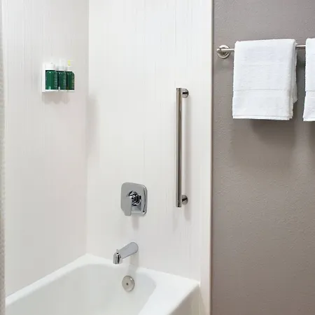 Courtyard By Marriott Airport Hotel