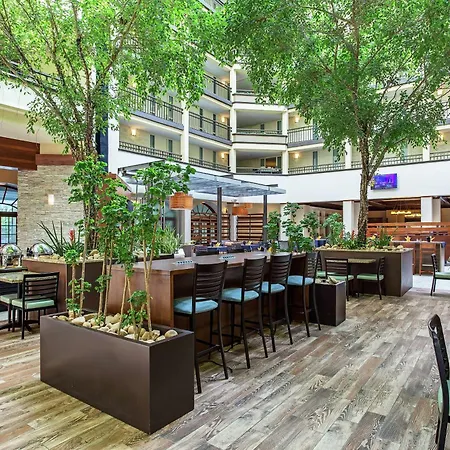Hotel Embassy By Hilton Airport
