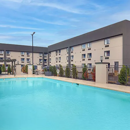 La Quinta By Wyndham Airport Hotel