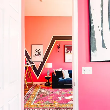 Dolly's Glam Getaway - Glittering Gem Near Broadway Holiday home *