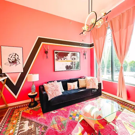 Holiday home Dolly's Glam Getaway - Glittering Gem Near Broadway