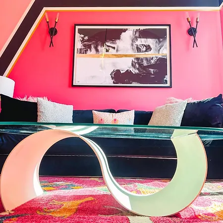 Dolly's Glam Getaway - Glittering Gem Near Broadway