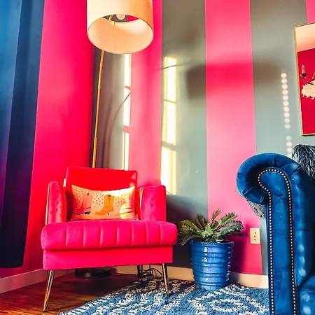 Dolly's Yacht Club - Cozy Retreat Near Broadway