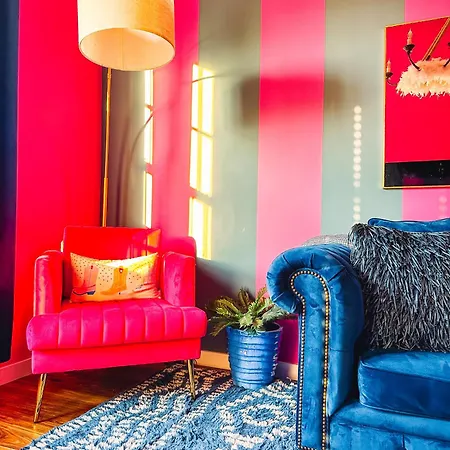 Holiday home Dolly's Yacht Club - Cozy Retreat Near Broadway *