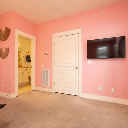 Pink Experience - West End Broadway & Restaurants * Nashville