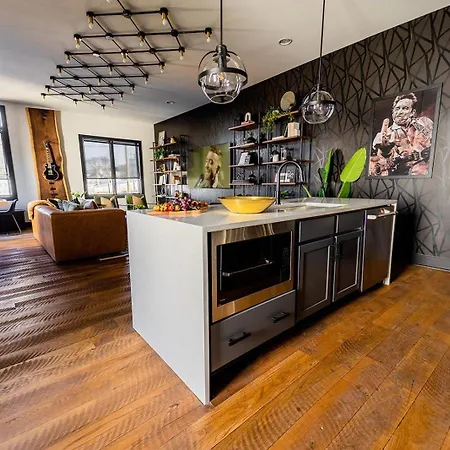 Two Lavish Gulch Homes - Mins To Broadway Holiday home